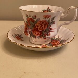 EUC VTG ROYAL ALBERT BONE CHINA TEACUP AND SAUCER IN PATTERN CENTENNIAL ROSE